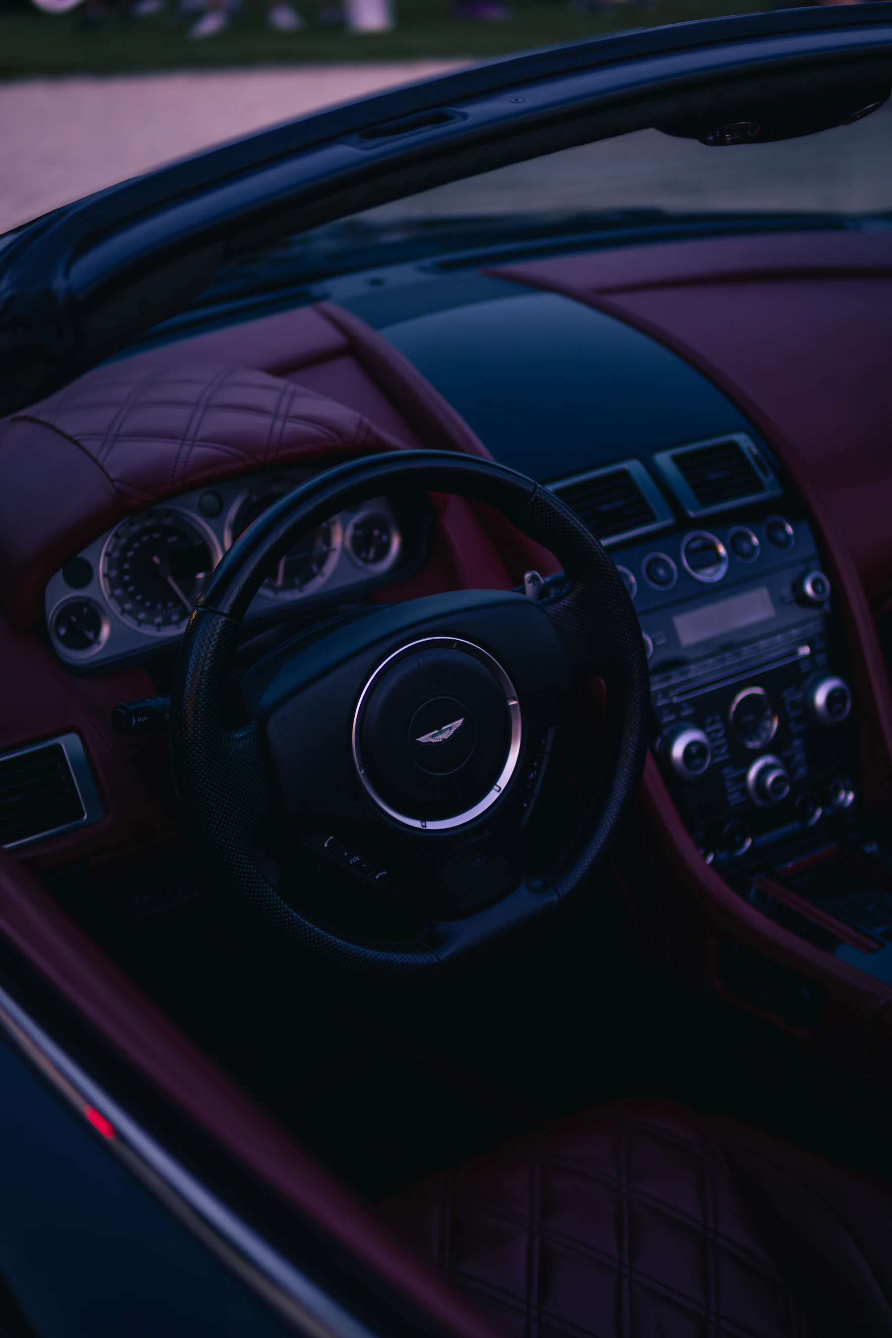 Interior tecnológico y elegante de un vehículo